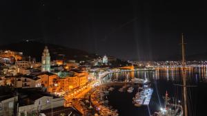 Nespecifikovaný výhled na destinaci Gaeta nebo výhled na město při pohledu z penzionu