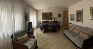 un soggiorno con divano e una sala da pranzo di Casa Betulla a Rovereto