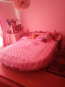 ein rosafarbenes Schlafzimmer mit einem großen Bett mit Teddybären darauf in der Unterkunft Vila Anđelija in Velika Kladuša