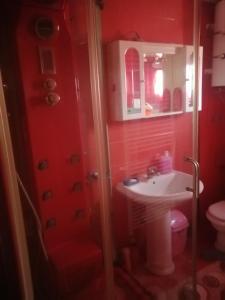 ein Bad mit einer Dusche, einem Waschbecken und einem WC in der Unterkunft Vila Anđelija in Velika Kladuša