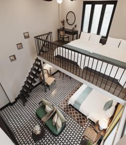 1 dormitorio con 2 literas y escalera en ĐẠI THỦY Hotel en Cat Ba