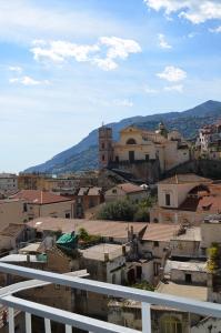 vistas a una ciudad con edificios y montañas en Case Maiori, en Maiori