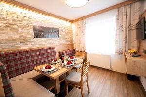 a dining room with a table and chairs and a window at Garbershof in Sölden