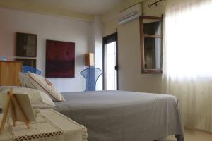 a bedroom with a white bed and a window at Apartamento Fuengirola Centro in Fuengirola