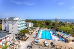einen Blick über den Pool in einem Resort in der Unterkunft Hotel Beau Soleil in Cesenatico