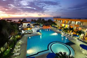 an overhead view of a swimming pool at a resort at Hotel Club del Sol in Atacames