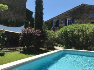 a swimming pool in the yard of a house at Les Aiguières en Provence in Suze-la-Rousse