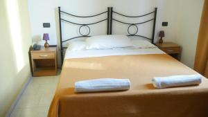 Un pat sau paturi într-o cameră la Red and Blues Music Hotel Genova