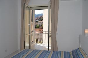 a bedroom with a view of a balcony at Case Maiori in Maiori