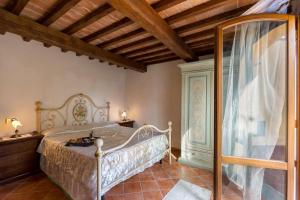 a bedroom with a bed and a wooden ceiling at Agriturismo La Fragola in Cignano