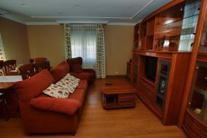 a living room with a couch and a tv at Apartamento Ama - 5828 in Isla
