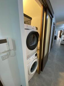 een wasmachine en een wasmachine en droger in een kamer bij Gzira two-bedroom Apartment in Il-Gżira