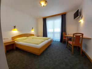 Postel nebo postele na pokoji v ubytování Hotel Wasserfall - including Summercard