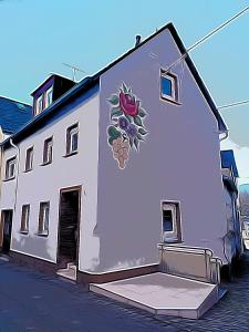 a building with a painting on the side of it at Haus Engelskrug in Senheim