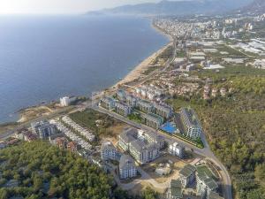 - une vue aérienne sur un complexe à côté de l'eau dans l'établissement Konak Seaside Homes, à Kargıcak