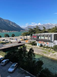 eine Autobahn mit Autos auf einem Parkplatz neben einem Fluss in der Unterkunft Downtown Apartment in Kotor