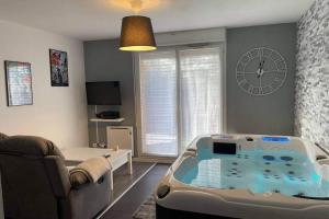 TV/trung tâm giải trí tại Joli T2, jacuzzi, lit rond, jardin, parking privé, métro