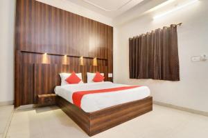 Giường trong phòng chung tại Hotel Pacific Inn