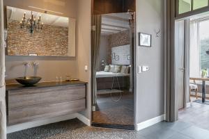 een badkamer met een wastafel en een spiegel bij Boutique Hotel 't Vosje in Haarlem