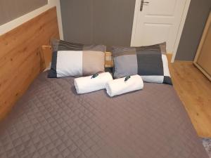 Posteľ alebo postele v izbe v ubytovaní Apartamenty Paszkówka