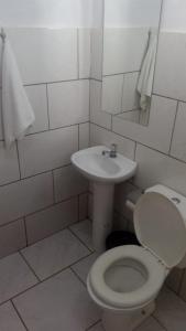 uma casa de banho com um WC e um lavatório em Pousada Bruluka em Tiradentes
