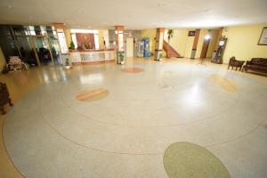 un gran vestíbulo con un gran piso con un círculo en él en Kim Jek Cin 2 Hotel - โรงแรมกิมเจ็กซิน2 en Mukdahan