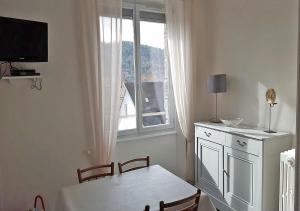 una sala da pranzo con tavolo e finestra di GÎTE GUERY a Chambon-sur-Lac