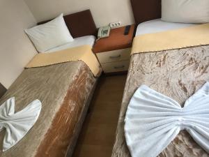 Ein Bett oder Betten in einem Zimmer der Unterkunft Örün Hotel