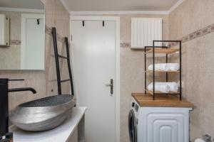 Ett badrum på Old Harbor Apartment Luxury Living Chania