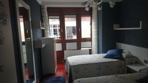 - une chambre avec 2 lits et une fenêtre dans l'établissement Katorse, à Bermeo