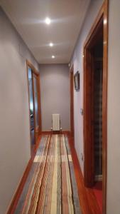 un couloir vide avec un tapis au sol dans l'établissement Katorse, à Bermeo