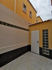 a garage with a white door and a building at Villa La Zenia 25 in Playa Flamenca