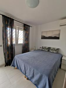 Un pat sau paturi într-o cameră la Villa La Zenia 25