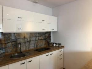 Kuchyňa alebo kuchynka v ubytovaní Apartament i pokoje Szalawa