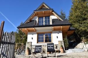 una pequeña casa con un cartel delante en Domek u Gochy en Kościelisko