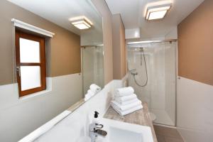een badkamer met wastafel en douche bij Landhaus Torghele in Schruns