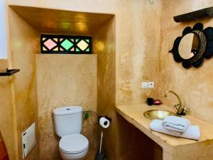 łazienka z toaletą i umywalką w obiekcie Riad Jomana w Marakeszu