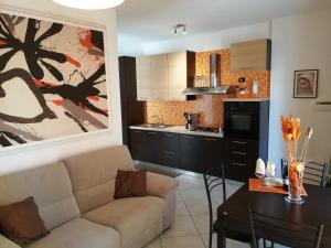 una sala de estar con un sofá y una mesa en #voglioandareadalghero, en Alghero