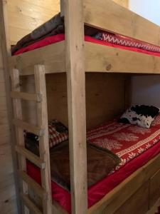 Katil dua tingkat atau katil-katil dua tingkat dalam bilik di Casa Rural Pirineu Nevà