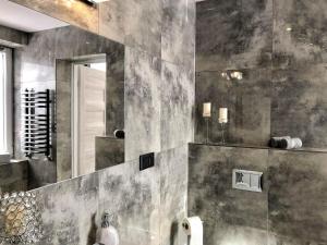 a bathroom with a sink and a mirror at Apartament Szaława in Kalisz