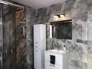 Kuchyňa alebo kuchynka v ubytovaní Apartament i pokoje Szalawa