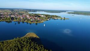 wyspa w środku dużego zbiornika wodnego w obiekcie Agroturystyka Willa Ola w mieście Giewartów