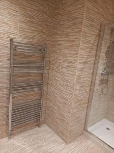 ein Bad mit einer Dusche und einem WC in der Unterkunft Captain Wills Apartment in Filey