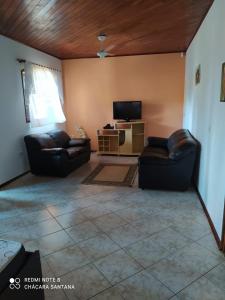 TV a/nebo společenská místnost v ubytování Chácara Santana