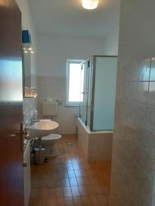 łazienka z toaletą, umywalką i prysznicem w obiekcie Rooms and Apartments Robert w Rovinj +37 zdjęć