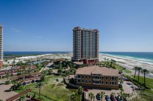 uma vista para a praia e um edifício e o oceano em Portofino Tower1-908 Beachfront Sunrise Views em Pensacola Beach