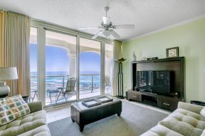 een woonkamer met uitzicht op de oceaan bij Portofino Tower1-908 Beachfront Sunrise Views in Pensacola Beach