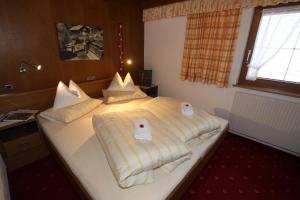 Postel nebo postele na pokoji v ubytování Haus Alpenglühn