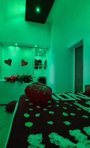 una habitación verde con una cama con hojas. en Costantinopoli Suite, en Giovinazzo