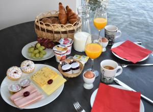 Možnosti snídaně pro hosty v ubytování Cosy floating boatlodge, "Paris"